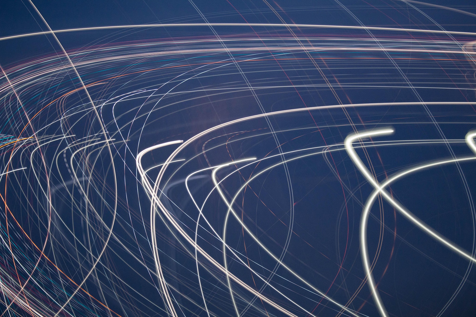Abstrait de lignes lumineuses sur fond sombre.