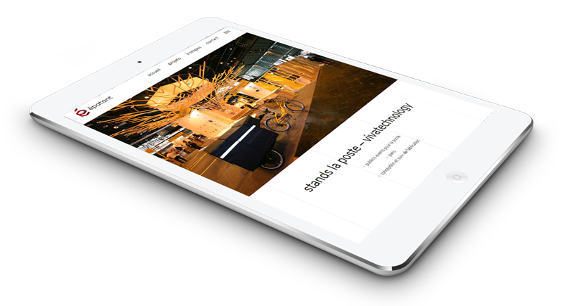 Tablette posée sur une surface noire.